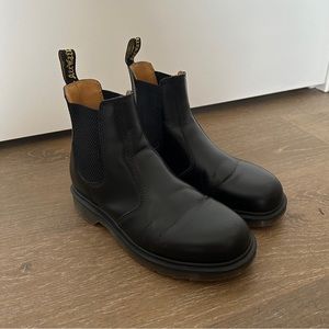 Dr. Martens 2976 Smooth Leather Chelsea Boots